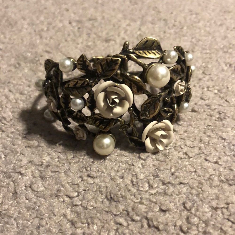 Gold/Pearl/flower cuff bracelet